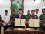 Gubernur Bengkulu, Rohidin Mersyah dan Kejati Bengkulu, Heri Jerman foto bersama disaksikan pejabat terkait usia melakukan penandatangan naskah kerja sama dalam hal penanganan kasus narkoba pemakai di Bengkulu.(Foto/Ist)