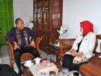 Kepala BKKBN Bengkulu,Rusman Effendi bersama Ketua PKK Rejang Lebong, Hartini Syamsul sebelum menggelar rapat dikoordinasi di kantor DP3APPKB setempat.(Foto HB/Idris)