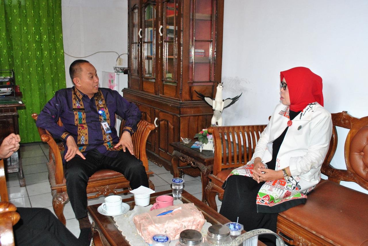 Kepala BKKBN Bengkulu,Rusman Effendi bersama Ketua PKK Rejang Lebong, Hartini Syamsul sebelum menggelar rapat dikoordinasi di kantor DP3APPKB setempat.(Foto HB/Idris)