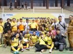 Pemprov juara futsal Gubernur Bengkulu, Rohidin Mersyah foto bersama Tim Futsal Pemprov Bengkulu keluarga sebagai juara bersama Tim Futsal Polda Bengkulu. Turnamen ini dilaksanakan dalam rangka HUT Provinsi Bengkulu ke-54 tahun 2022.(Foto/Ist)