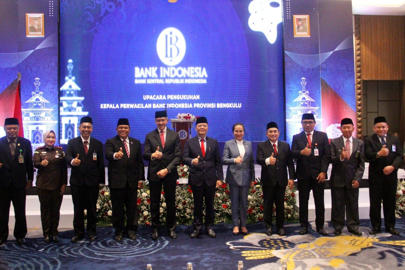 Gubernur Bengkulu, Rohidin Mersyah foto bersama dengan para pejabat usai acara pengukuhan Kepala Perwakilan Bank Indonesia (BI) Provinsi Bengkulu.(Foto/Ist)