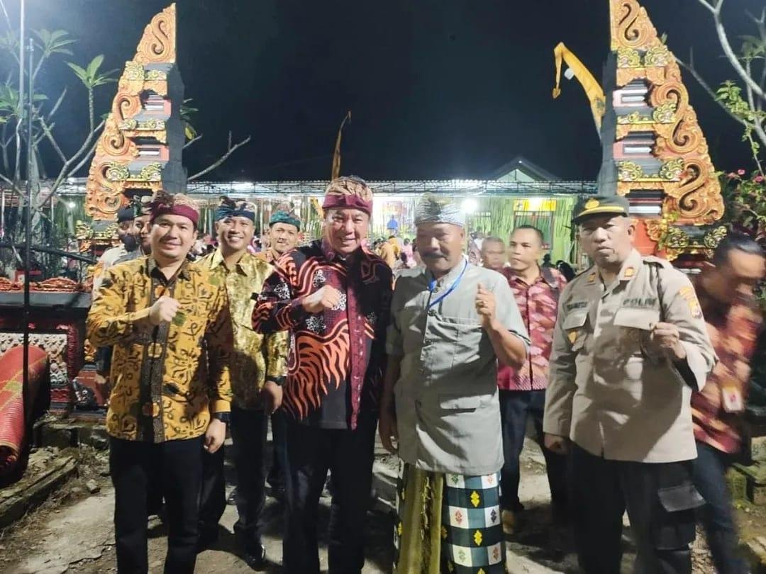Wakil Gubernur Bengkulu, Rosjonsyah, Wakil Bupati Bengkulu Utara Ari Septian foto bersama masyarakat saat menghadiri acara malam puncak pentas seni kebudayaan dan kerukunan umat beragama dalam rangka memperingati HUT ke-59 Desa Rama Agung.(Foto/Ist)
