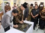 Kepala Perpusnas RI, Muhammad Syarif Bundo dan Gubernur Bengkulu, Rohidin Mersyah meresmikan dan menandatangani prasasti pengunaan gedung layanan Perpustakaan Daerah (Perpusda) Provinsi Bengkulu.(Foto/Ist)