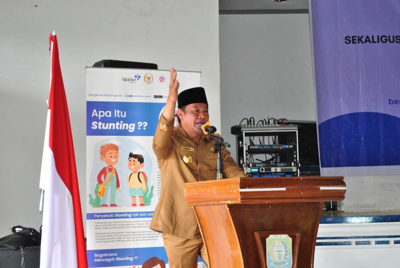 Wakil Gubernur Bengkulu, Rosjonsyah memberikan sambutan ketika melakukan pemantauan pelaksanaan program percepatan penurunan stunting di Kabupaten Kaur. Acara ini dihadiri Kepala BKKBN Bengkulu, Rusman Efendi dan instansi terkait di daerah ini.(Foto HB/Idris)