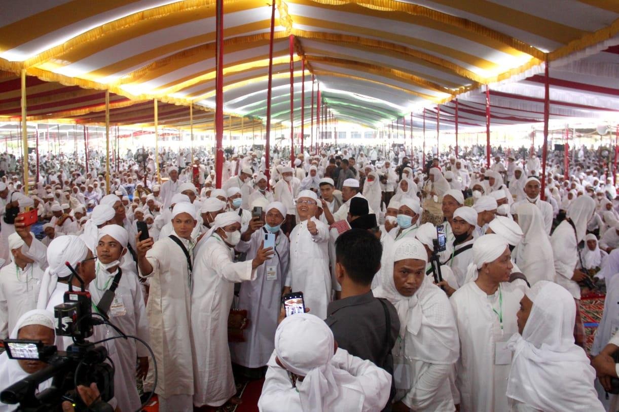 Zikir akbar di Bengkulu selatan Gubeenur Bengkulu, Rohidin Mersyah menghadiri Dzikir Akbar Nasional di Bengkulu Selatan. Dzikir yang digelar Perkumpulan Pengajian Tasawuf Thoriqoh Naqsabandiyah Indonesia dihadiri sekitar 15.000 jemaah.(Foto/Ist)