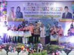 lomba balita 2022 Kadis Kesehatan Provinsi Bengkulu dan Gubernur Bengkulu, Rohidin Mersyah foto bersama dengan para orang tua balita pada acara Lomba Balita Sehat tahun 2022.(Foto/Ist)