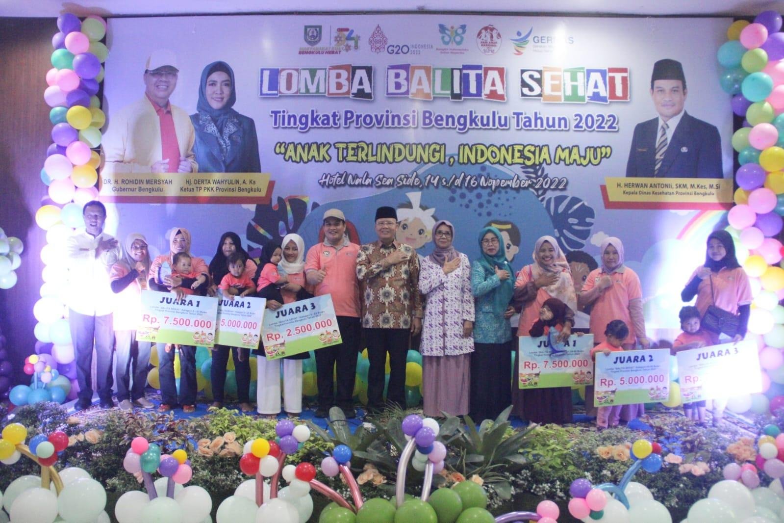 lomba balita 2022 Kadis Kesehatan Provinsi Bengkulu dan Gubernur Bengkulu, Rohidin Mersyah foto bersama dengan para orang tua balita pada acara Lomba Balita Sehat tahun 2022.(Foto/Ist)