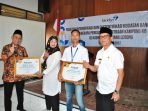 Kepala Perwakilan BKKBN Provinsi Bengkulu, Rusman Effendi menyerahkan penghargaan kepada petugas penyuluh KB di Kabupaten Rejang Lebong terkait pembinaan kampung KB berkualitas tahun 2022.(Foto HB/Idris)