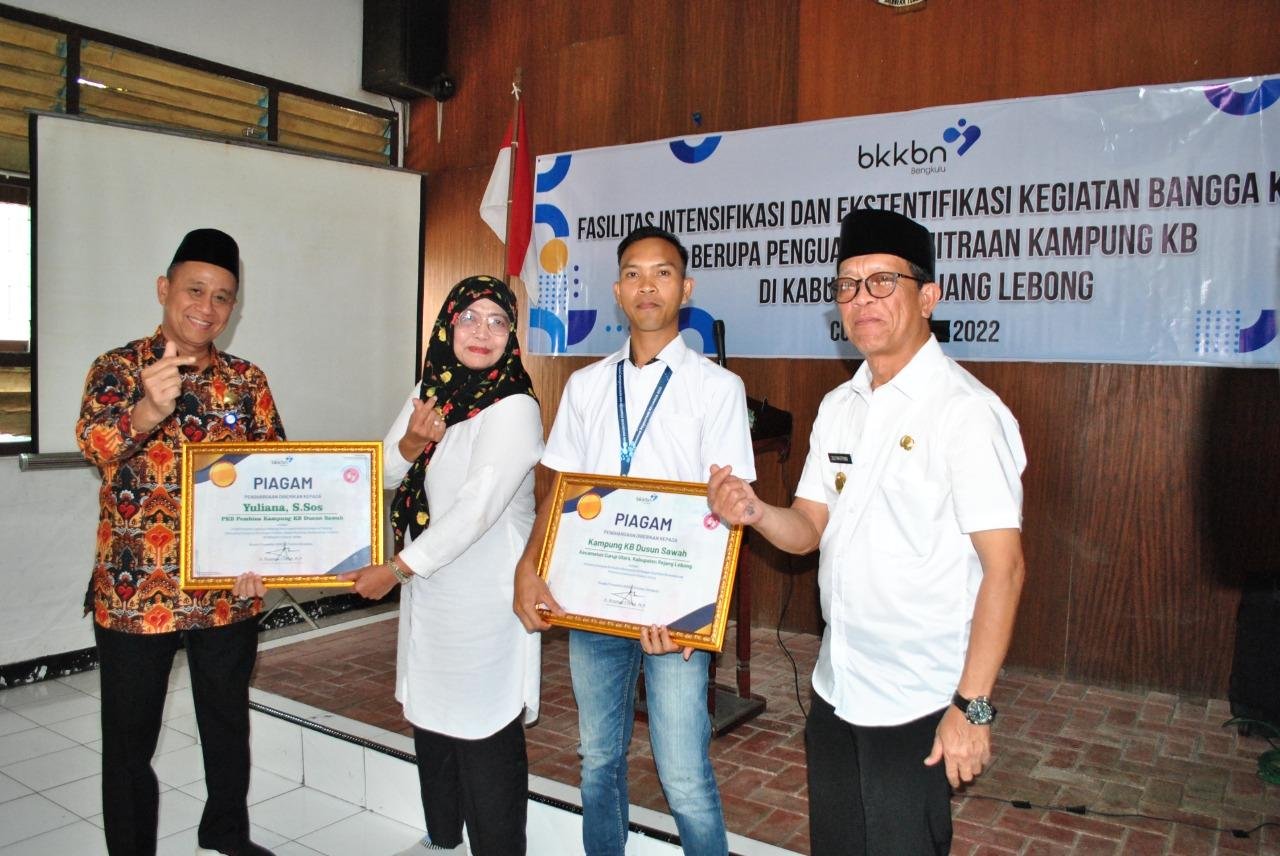 Kepala Perwakilan BKKBN Provinsi Bengkulu, Rusman Effendi menyerahkan penghargaan kepada petugas penyuluh KB di Kabupaten Rejang Lebong terkait pembinaan kampung KB berkualitas tahun 2022.(Foto HB/Idris)