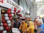 resmikan Bencoolen Coffe di Malaysia Gubernur Bengkulu, Rohidin Mersyah didampingi istrinya, Derta Wahyulin meresmikan gerai Bencoolen Coffe di salah satu negera bagian di Malaysia, pekan ini. Kopi Bengkulu sangat diminati oleh masyarakat Malaysia sehingga saat ini sudah berdiri empat Outlet Bencoolen Coffe di negara tersebut.(Foto/Ist)