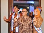 BKKBN Pusat, Wardoyo Stunting Kepala BKKBN Pusat, Hasto Wardoyo foto bersama dua orang Duta GenRe Provinsi Bengkulu pada acara kampanye stunting, di salah satu hotel ternama di Kota Bengkulu. Kampanye stunting selain bertujuan menurunkan kasus stunting di Bengkulu juga dilakukan dalam upaya meningkatkan sumber daya manusia (SDM) bangsa, termasuk Provinsi Bengkulu.(Foto HB/Idris)