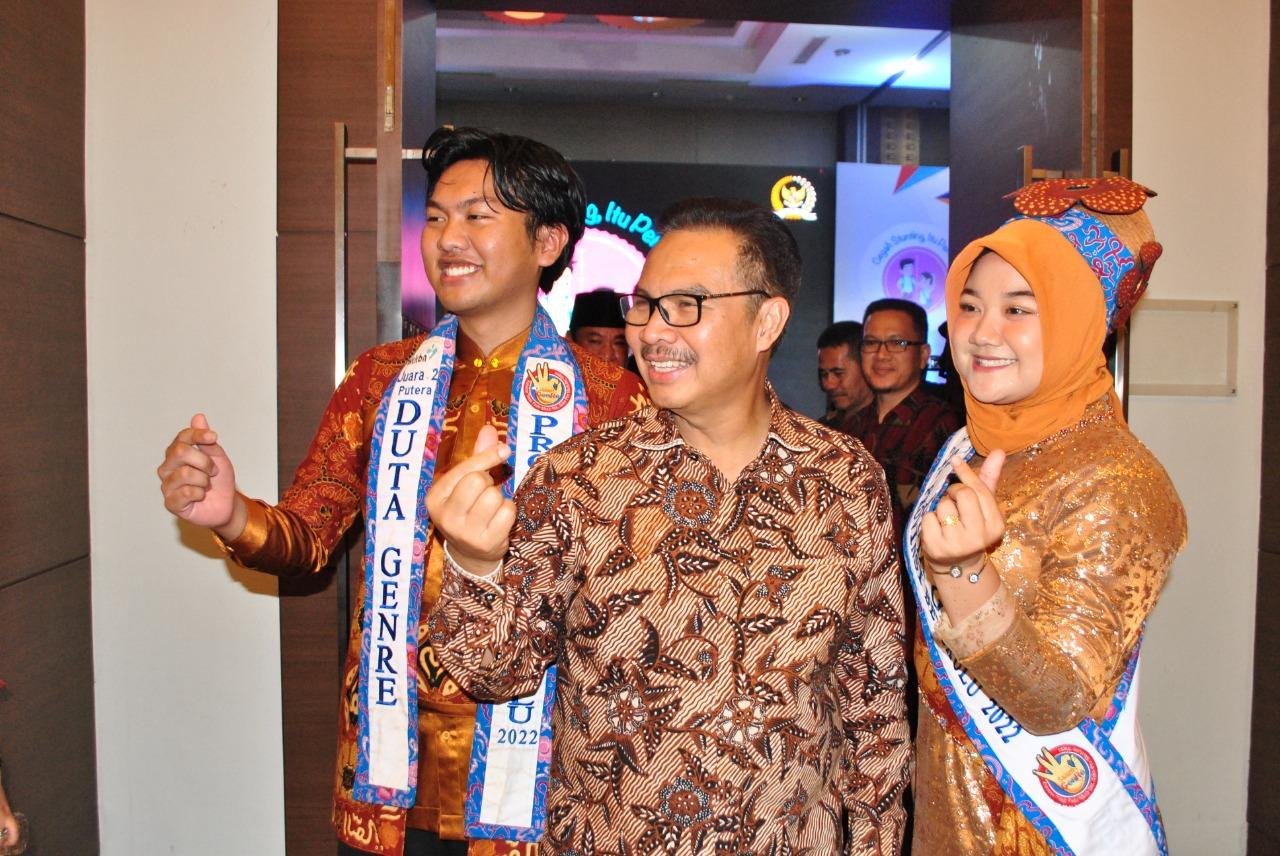 BKKBN Pusat, Wardoyo Stunting Kepala BKKBN Pusat, Hasto Wardoyo foto bersama dua orang Duta GenRe Provinsi Bengkulu pada acara kampanye stunting, di salah satu hotel ternama di Kota Bengkulu. Kampanye stunting selain bertujuan menurunkan kasus stunting di Bengkulu juga dilakukan dalam upaya meningkatkan sumber daya manusia (SDM) bangsa, termasuk Provinsi Bengkulu.(Foto HB/Idris)