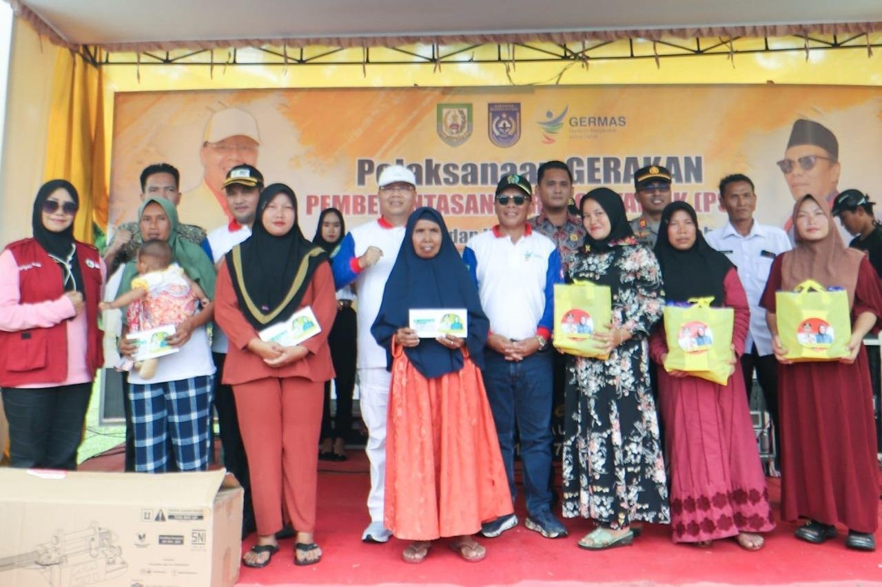 BPJS Kesehatan Gubernur Bengkulu, Rohidin Mersyah, Kepala Dinas Kesehatan Bengkulu, Herwan Antoni dan anggota DPRD Provinsi Bengkulu dapil Bengkulu Utara, Yurman Hamidi foto bersama masyarakat usai penyerahan KBS JKN KIS.(Foto/Ist)