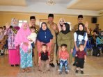 BPJS Stunting di Lebong Wakil Gubernur Bengkulu, Rosjonsyah bersama Wakil Bupati Lebong, Fachrurozi foto bersama usai menyerahkan Kartu BPJS Kesehatan kepada masyarakat dalam rangka untuk menekan kasus stunting di kabupaten pemekaran dari Rejang Lebong ini.(Foto HB/Idris)