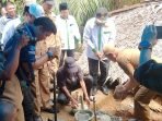 Bedah rumah Baznas Bupati Bengkulu Selatan, Gusnan Mulyadi disaksikan Ketua Basnas setempat meletakan baru pertama renovasi rumah tidak layak huni (Rutilahu) di Desa Nanjungan, Kecamatan Pino Raya, Senin (5/12/2022) lalu. Dana renovasi rumah tidak layak huni ini bersumber dari Baznas Bengkulu Selatan.(Foto/Ist)