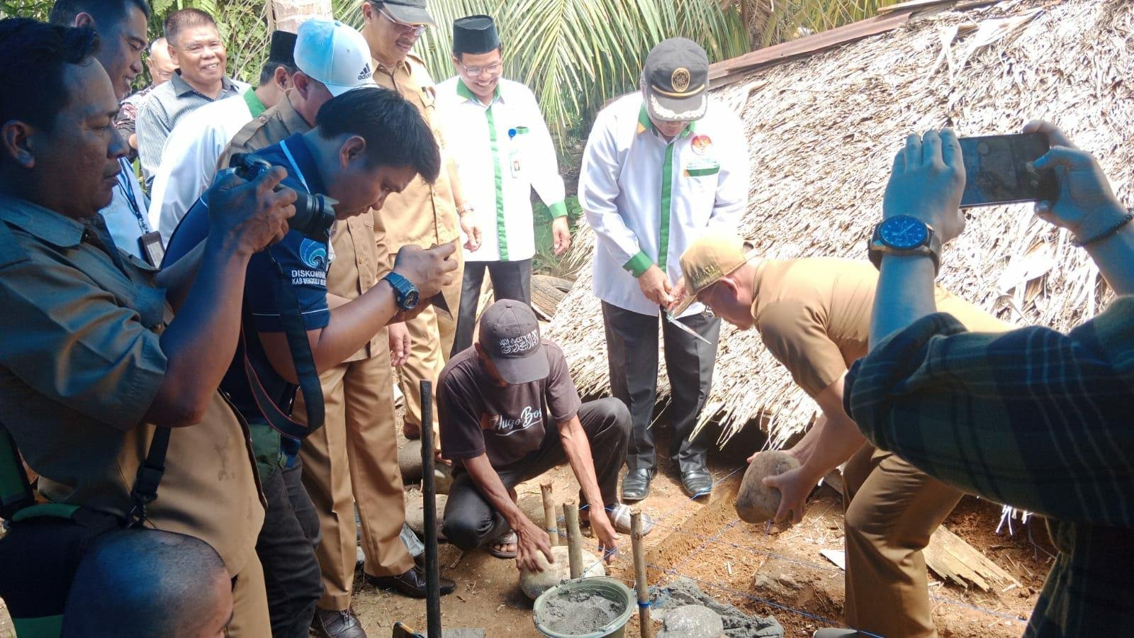 Bedah rumah Baznas Bupati Bengkulu Selatan, Gusnan Mulyadi disaksikan Ketua Basnas setempat meletakan baru pertama renovasi rumah tidak layak huni (Rutilahu) di Desa Nanjungan, Kecamatan Pino Raya, Senin (5/12/2022) lalu. Dana renovasi rumah tidak layak huni ini bersumber dari Baznas Bengkulu Selatan.(Foto/Ist)