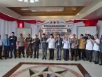 Gubernur Bengkulu, Rohidin Mersyah, Bupati Rejang Lebong, Syamsul Effendi dan Asisten II Pemprov Bengkulu, Fachriza Razie (keempat dari kanan) foto bersama dengan pihak-pihak terkait usai pencanangan Kabupaten Rejang Lebong Bebas Pungutan Liar alias pungli.(Foto/Ist)
