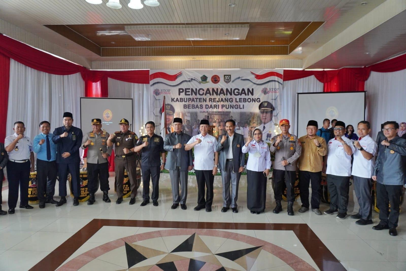 Gubernur Bengkulu, Rohidin Mersyah, Bupati Rejang Lebong, Syamsul Effendi dan Asisten II Pemprov Bengkulu, Fachriza Razie (keempat dari kanan) foto bersama dengan pihak-pihak terkait usai pencanangan Kabupaten Rejang Lebong Bebas Pungutan Liar alias pungli.(Foto/Ist)