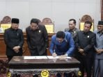 Penandatanganan Surat Keputusan (SK) Persetujuan Bersama pengesahan Raperda Narkotika menjadi Perda oleh unsur Pimpinan DPRD Provinsi Bengkulu, disaksikan Gubernur Bengkulu, Rohidin Mersyah. Perda ini menjadi dasar hukum untuk melakukan pemberatasan narkoba dan sejenisnya di wilayah hukum Provinsi Bengkulu.(Foto/Ist)