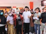 Gubernur Bengkulu, Rohidin Mersyah foto bersama warga penerima dana bantuan langsung tunia (BLT) kompensasi kenaikan harga BBM di Kota Bengkulu. Setiap keluarga kurang mampu di daeran ini mendapat dana BLT sebesar Rp 600.000.(Foto/RRI)
