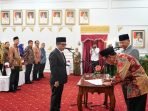 Gubernur Bengkulu, Rohidin Mersyah melantik Mulkan sebagai Direktur Operasional Bank Bengkulu, bertempat di Balai Raya Semarak, Kota Bengkulu.(Foto/Ist)