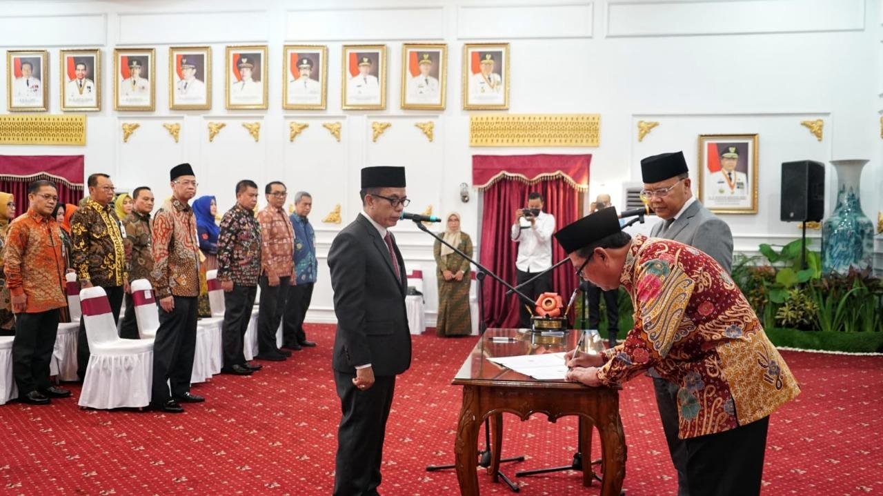 Gubernur Bengkulu, Rohidin Mersyah melantik Mulkan sebagai Direktur Operasional Bank Bengkulu, bertempat di Balai Raya Semarak, Kota Bengkulu.(Foto/Ist)