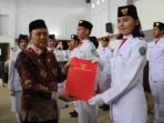 Sekda Provinsi Bengkulu, Hamka Sabri menyeragkan SK pengangkatan Duta Pancasila kepada 22 orang purna Paskibraka asal provinsi dan Kota Bengkulu.(Foto/Ist)