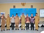Evaluasi P2S Benteng Wagub Rosjosnya foto bersama Penjabat Bupati Bengkulu Tengah, Hariyadi Roni (kelima dari kiri) dan Kepala BKBBN Provinsi Bengkulu, Rusman Efendi dan pejabat terkait saat melakukan kunjungan kerja ke Bengkulu Tengah dalam rangka evaluasi dan monitoring P2S di daerah ini (Foto HB/Idris)