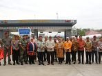 Gerbang Tol Bengkulu Gubernur Bengkulu, Rohidin Mersyah, Kepala Kejati Bengkulu, Heri Jerman, dan para pejabat dari sejumlah instansi vertikal dan Pemprov Bengkulu foto bersama di depan gerbang Tol Bengkulu-Tabah Penanjung usia acara peresmian pengoperasian jalan tol sepanjang 17,2 km ini. Untuk tahap awal ini kendaraan yang melintasi jalan tol ini tidak dipungut biaya sama sekali alias gratis sampai batas waktu belum ditentukan PT Hutama Karya.(Foto/Ist)
