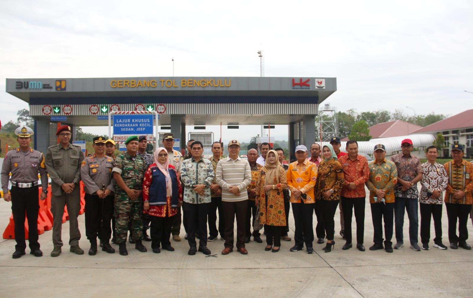 Gerbang Tol Bengkulu Gubernur Bengkulu, Rohidin Mersyah, Kepala Kejati Bengkulu, Heri Jerman, dan para pejabat dari sejumlah instansi vertikal dan Pemprov Bengkulu foto bersama di depan gerbang Tol Bengkulu-Tabah Penanjung usia acara peresmian pengoperasian jalan tol sepanjang 17,2 km ini. Untuk tahap awal ini kendaraan yang melintasi jalan tol ini tidak dipungut biaya sama sekali alias gratis sampai batas waktu belum ditentukan PT Hutama Karya.(Foto/Ist)