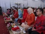 Kepala BKKBN Pusat Kepala Badan Koordinasi Keluarga Berencana Nasional (BKKBN) Pusat, Hasto Wardoyo (paling kanan) saat menghadiri acara puncak Peringatan Hari Ibu (HPI) tahun 2022 secara nasional, di Provinsi Bengkulu. HPI di Bengkulu dilaksanakan di Balai Raya Semarak, Bengkulu.(Foto/Idris)