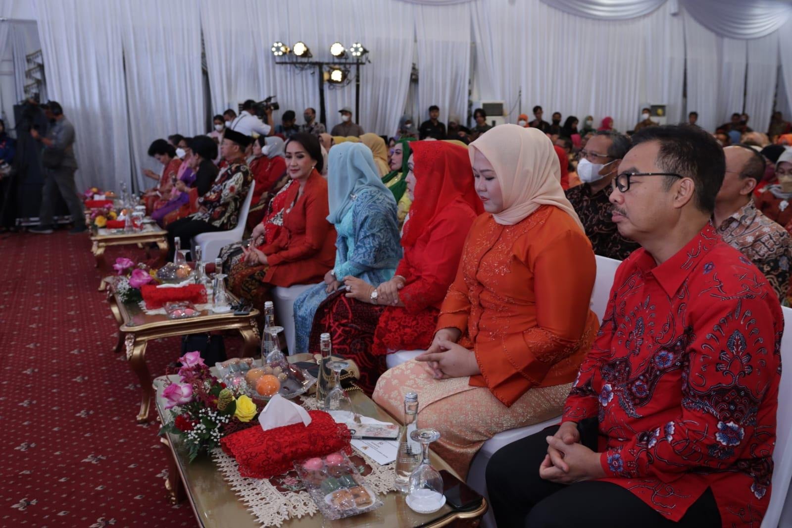 Kepala BKKBN Pusat Kepala Badan Koordinasi Keluarga Berencana Nasional (BKKBN) Pusat, Hasto Wardoyo (paling kanan) saat menghadiri acara puncak Peringatan Hari Ibu (HPI) tahun 2022 secara nasional, di Provinsi Bengkulu. HPI di Bengkulu dilaksanakan di Balai Raya Semarak, Bengkulu.(Foto/Idris)