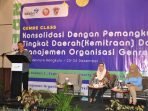 Konsolidasi Genre Koordinatir KSPK, BKKBN Provinsi Bengkulu, Edi Sofyan memberikan sambutan pada acara Konsolidasi Genre dengan pemangku tingkat daerah (kemitraan) dan peningkatan manejemn Genre. Acara ini dihadiri anggota Komisi IX DPR-RI dapil Bengkulu, Elva Hartati.(Foto HB/Idris)