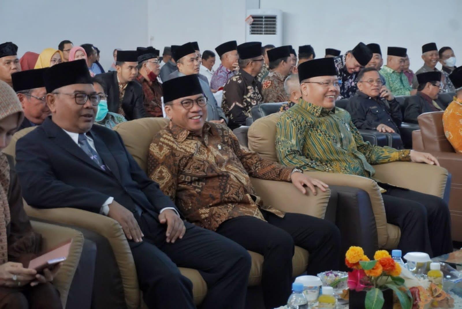 Gubernur Bengkulu, Rohidin Mersyah bersama Wakil Ketua MPR-RI, Yandri Susanto dan anggota DPR dapil Bengkulu, M Soleh menghadiri acara pengukuhan Prof Zulkarnaian Dali sebagai guru besar Universitas Islam Negeri Fatmawati Seokarno Bengkulu. Acara ini dihadiri Sekjen Kementeri Agama, Nizar Ali.(Foto/Ist)