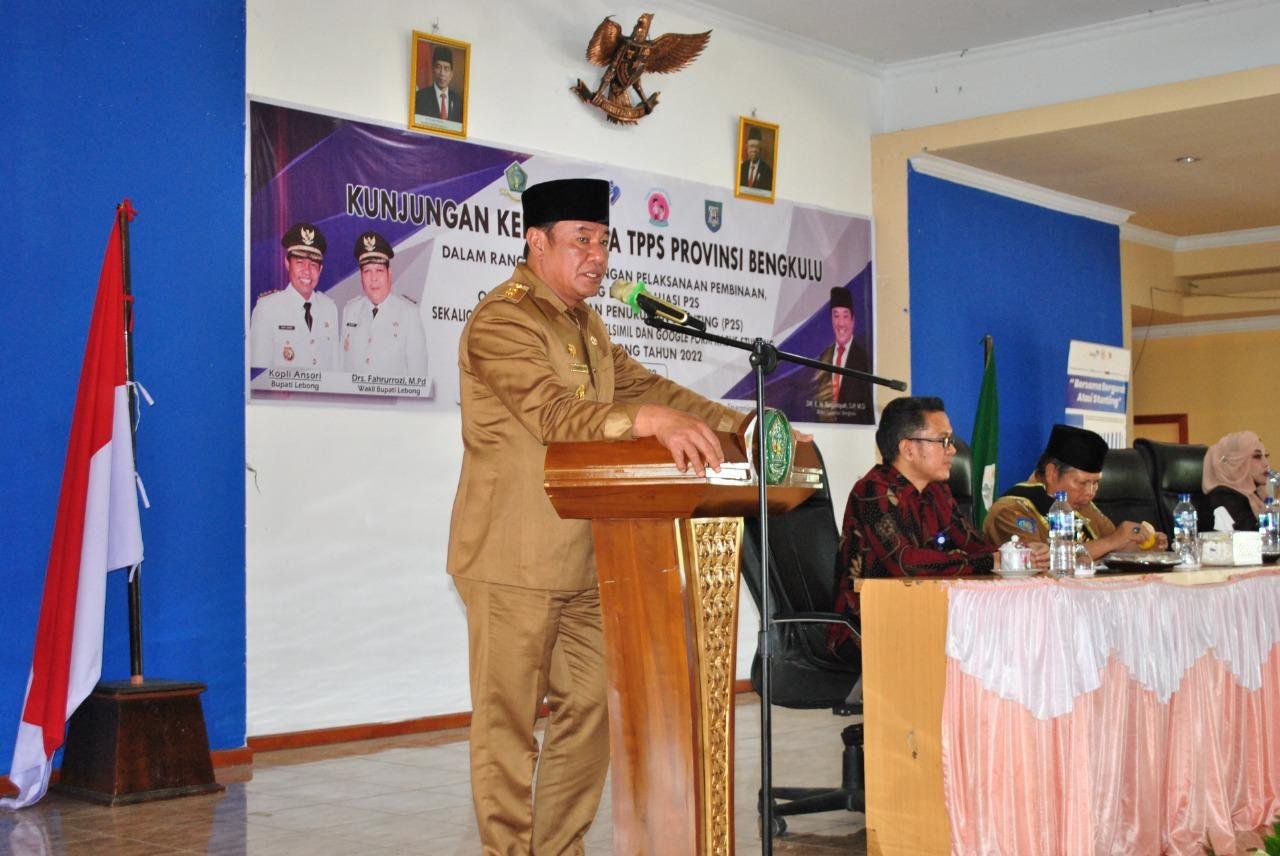 Ketua Tim TPPK Provinsi Bengkulu, Rosjosnyah tengah memberikan sambutan pada acara monitoring dan evaluasi (Monev) penenurunan srunting di Kabupaten Lebong.(Foto HB/Idris)
