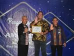 Direktur Bina Lini Lapangan, BKKBN Pusat, Made Yudistira Dwipayama (tengah) foto bersama Kepala BKKBN Bengkulu, Rusman Efendi dan pejabat dilingkup BKKBN setempat pada acara penyerahan penghargaan pada Jambore PKB Bengkulu 2022.(Foto/Idris)