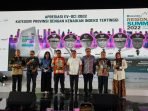 Penghargaan Digital Tertinggi Gubernur Bengkulu, Rohidin Mersyah diwakili Kepala Dinas Kominfotik Bengkulu, Redwan Arif (kedua dari kanan) menerima penghargaanpenghargaan East Ventures Digital Competitiveness Index (EV-DCI) 2022 pada ajang Regional SUMMIT 2022. Penghargaan tersebut diserahkan oleh Kepala Sektariat Kepresidenan, Moeldoko.(Foto/Ist)