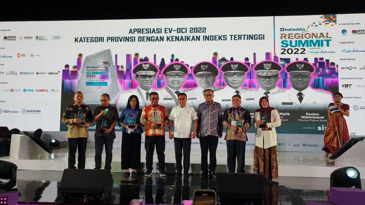 Penghargaan Digital Tertinggi Gubernur Bengkulu, Rohidin Mersyah diwakili Kepala Dinas Kominfotik Bengkulu, Redwan Arif (kedua dari kanan) menerima penghargaanpenghargaan East Ventures Digital Competitiveness Index (EV-DCI) 2022 pada ajang Regional SUMMIT 2022. Penghargaan tersebut diserahkan oleh Kepala Sektariat Kepresidenan, Moeldoko.(Foto/Ist)