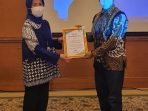 Penghargaan Kemenkes Kabid Pelayanan Kesehatan (Yankes) dan SDM, Dinkes Bengkulu, Edriwan Mansyur (kanan) menerima piagam penghargaan dari Menkes yang diwakili Inspektur Mutu Pelayanan Kesehatan Kemenkes RI, Kalsum Komaryati di Jakarta.(Foto/Ist)
