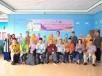 Sekolah Lansia di Bengkulu Deputi KSPK, BKKBN Pusat, Nopian Andusti didampingi Kepala BKKBN Bengkulu, Rusman Efendi foto bersama pejabat BKKBN Provinsi Bengkulu dan BKKBN Kota Bengkulu usia melaksanakan sosialisasi sekolah lansia di Kelurahan Cempaka Permai, Kecamatan Gading Cempaka.(Foto HB/Idris)