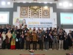 Gubernur Bengkulu, Rohidin Mersyah foto bersama usai menjadi keynote speaker pada seminar nasional "Kolaborasi antara Pemerintah, Swasta/BUMN dan Komunitas Dalam Membangun Pendidikan di Bengkulu, Komunitas 1000 Guru Regional Bengkulu, pekan lalu.(Foto/Ist)