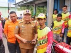 Gubernur Bengkulu, Rohidin Mersyah disaksikan Kepala Dins Tanaman Pangan, Holtikultura dan Perkebunan (TPHP) Provinsi Bengkulu, Ricky Gunarwan (paling kiri) menyerahkan bantuan Alsintan berupa hand traktor (traktor tangan) kepada kelompok tani di Desa Talang Leak, Kabupaten Bingin Kuning, Kabupaten Lebong.(Foto/Ist)