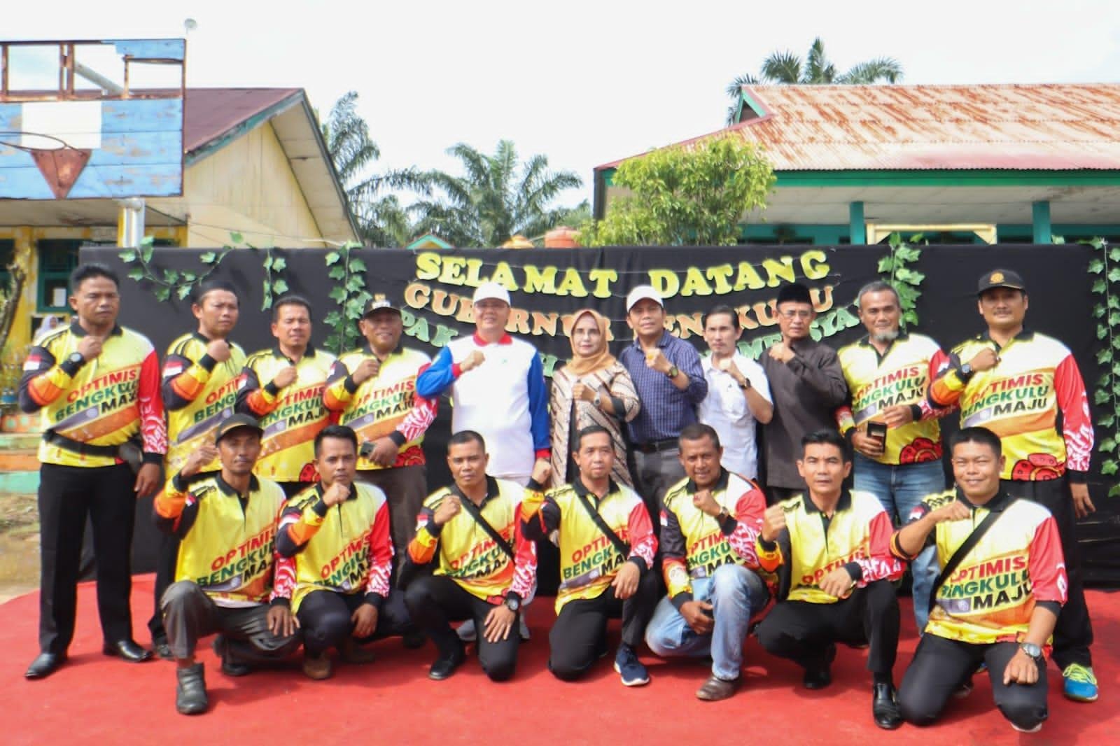 Gubernur Rohidin Mersyah foto bersama masyarakat usai menyaksikan simulasi bencana alam di SMA Negeri 8 Kabupaten Mukomuko, pekan ini.(Foto/Ist)