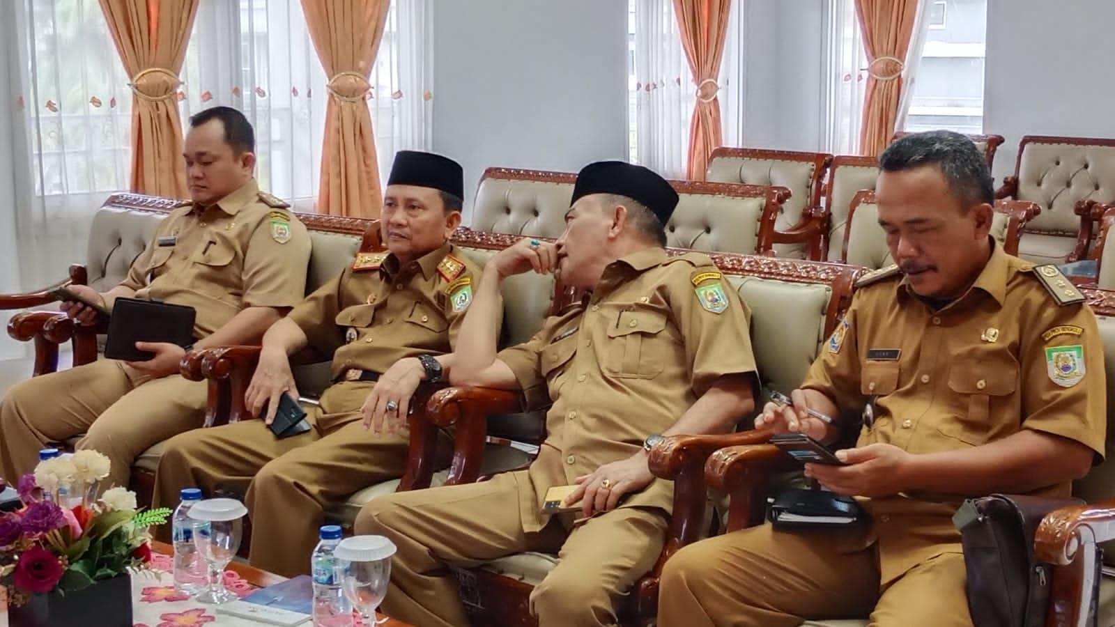 Sekda Provinsi Bengkulu, Hamka Sabri (kedua dari kiri) menghadari acara sosialisasi Indeks Kerawanan Pemilu (IKP) dan Pemilu serentak tahun 2024, bertempat di Gedung Serba Guna (GSG) Pemprov Bengkulu.(Foto/Ist)