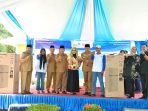 Tim Stunting Sosialisasi di Seluma Ketua Tim Percepatan Penurunan Stunting (TPPS) Provinsi Bengkulu, Rosjonsyah foto bersama Wabup Seluma, Gustianto dan Kepala BKKBN Provinsi Bengkulu, Rusman Efendi dan pejabat dari instansi terkait pada acara sosialisasi stunting di Desa Kungkai Baru, Kecamatan Air Periukan, Kabupaten Seluma. Desa ini berada di wilayah pinggiran Seluma sehingga memiliki potensi stunting.(Foto HB/Idris)