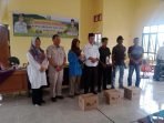 Kepala Dinas TPHP Provinsi Bengkulu, Ricky Gunarwan (empat dari kiri) foto bersama dengan kelompok tani saat menyerahkan bantuan pupuk organik cair (POC) kepada 34 kelompok tani di Kabupaten Bengkulu Tengah, pekan ini.(Foto/Ist)