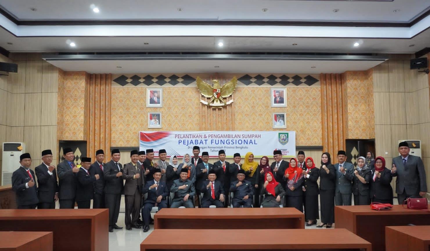 Sebanyak 29 ASN Fungsional di Dinas Penanaman Modal dan Pelayanan Terpadu Satu Pintu (DPMPTSP) Provinsi Bengkulu, dilantik Sekda Hamka Sabri. Mereka diminta meningkatkan kinerja, krearif dan inovatif dalam melaksanakan tugas sebagai ASN.(Foto/Ist)