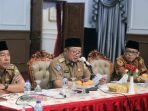 Asisten II Pemprov Bengkulu, Fachriza Razie (tengah) didampingi Kepala Kanwil DJPb, Syarwan memberikan keterangan pers di Balai Raya Semarak Bengkulu terkait program Pemprov Bengkulu 2023 ini fokus pada penekanan angka kemiskinan ekstrem dan ketahanan pangan.(Foto/Ist)