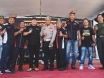Dirlantas Polda Bengkulu Kombes Joko Gubernur Bengkulu, Rohidin Mersyah didampingi Dirlantas Polda Bengkulu, Kombes Pol Joko Suprayitno foto bersama usai membuka acara Kopi Darat Gabungan (Kopdargab) AXS (Avanza Xenia Solutions) se-Sumatera ke-4, di Sport Center, Pantai Panjang Kota Bengkulu.(Foto/Ist)