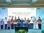 Forum Konsultasi RKPD 2023 Sekda Provinsi Bengkulu, Hamka Sabri dan Kepala Bappeda Balitdang Bengkulu, Isnan Fajri foto bersama para peserta konsultasi publik RKPD Tahun 2024.(Foto/Ist)
